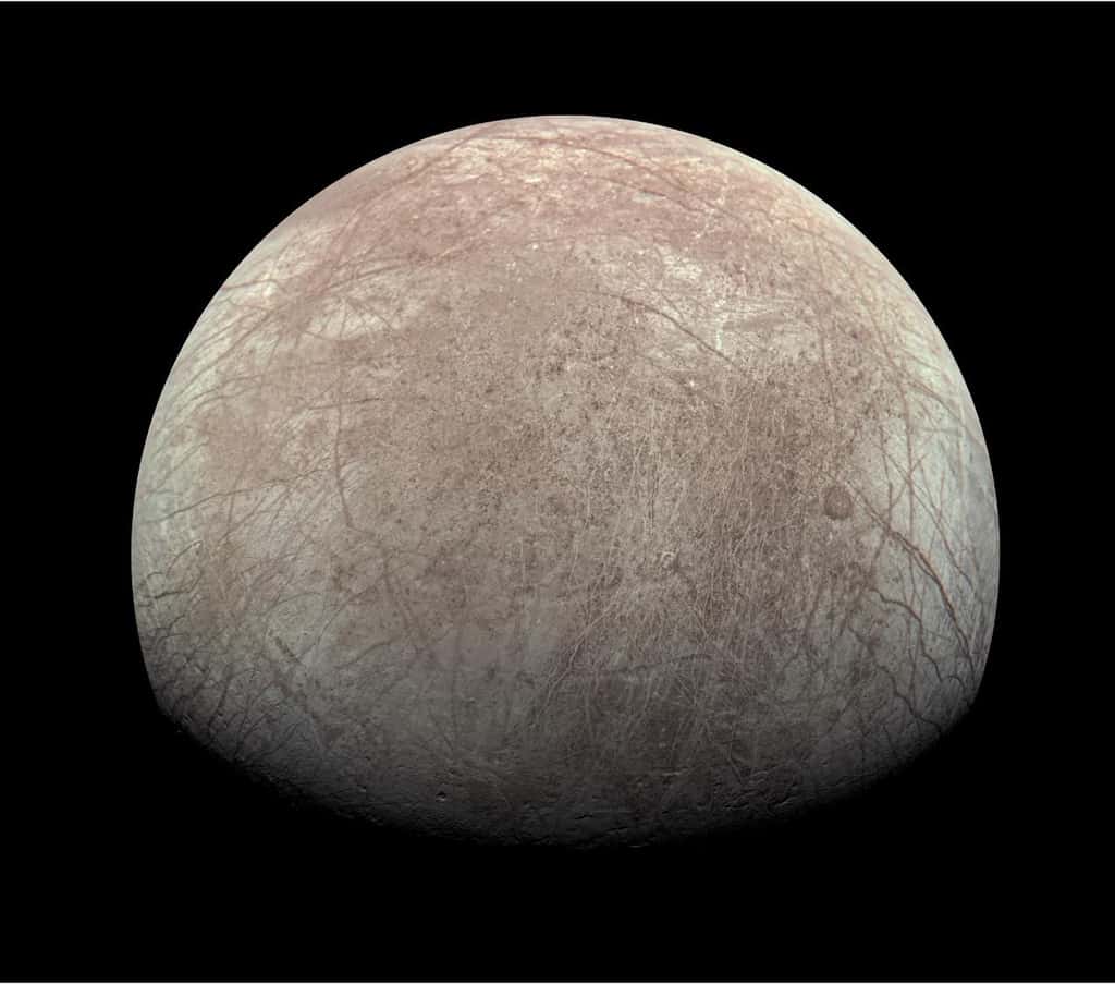 Outre les larges stries, la surface d'Europe apparaît relativement lisse et sans cratère. © Nasa, JPL-Clatech, SwRI MSSS, image travaillée par Kevin M. Gill, CC by 3.0
